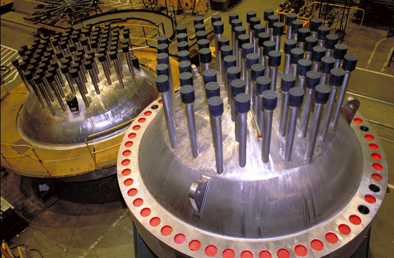 Barras de control sobresaliendo en un reactor nuclear de agua presurizada. Foto: Wikipedia